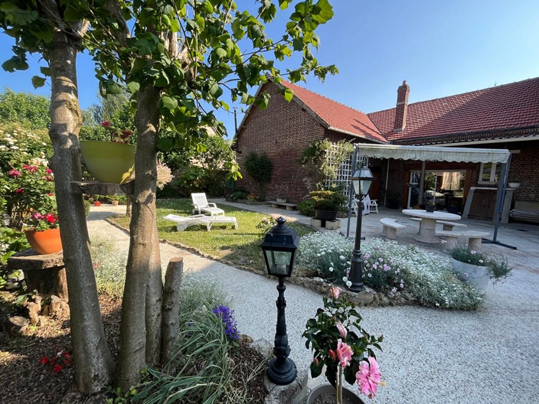 Maison Familiale : Gros Potentiel: 7 pièce(s)  Surface de: 473 m2 dont 250m2 aménageable. Terrain 768m2