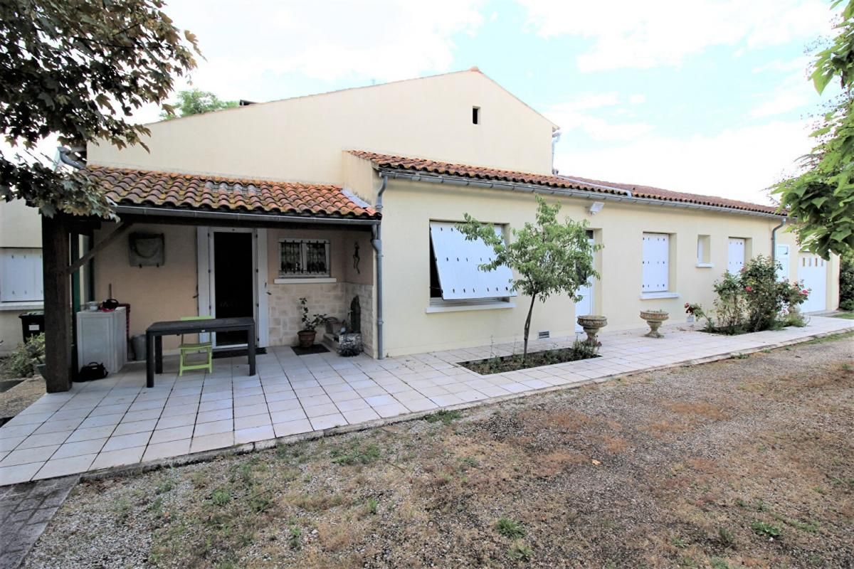 Maison à Rouffiac 8 pièces 5 Chambres + dépendances