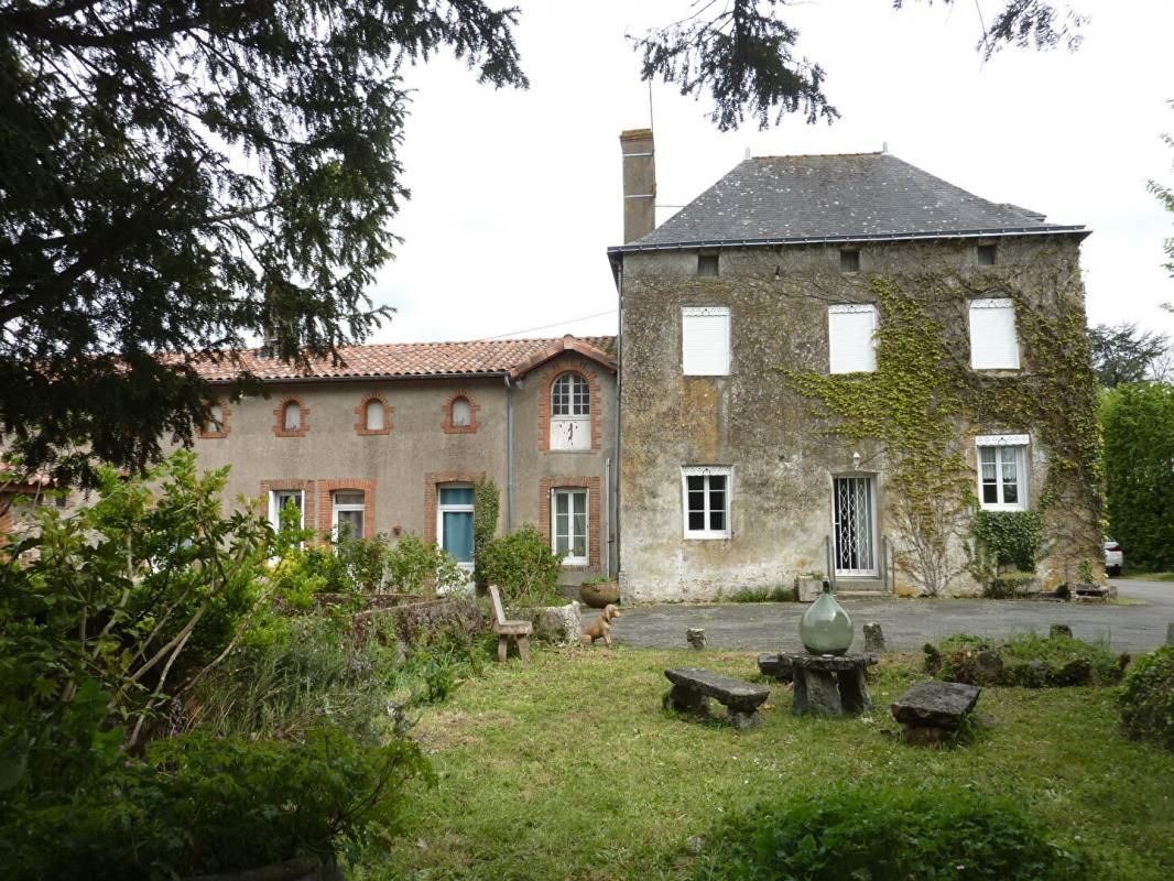 Ancien corps de ferme La Tourlandry 463 m2