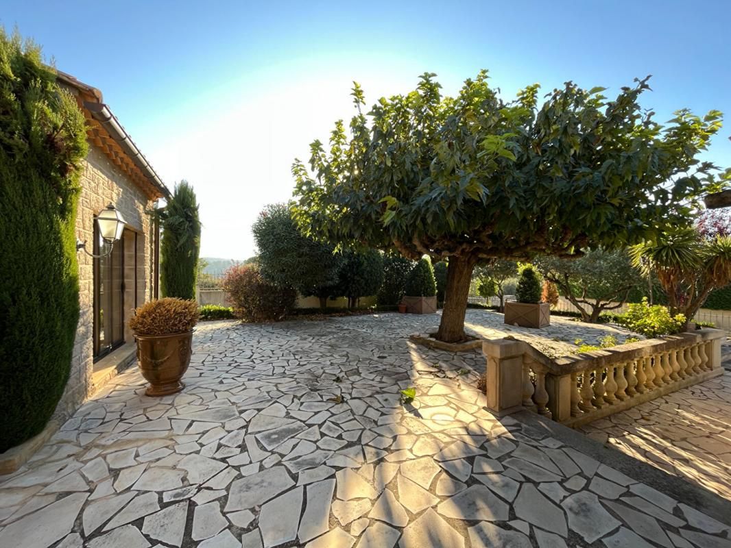 UZES  :Villa  6 pièce(s) 170 m2 Uzès à pied