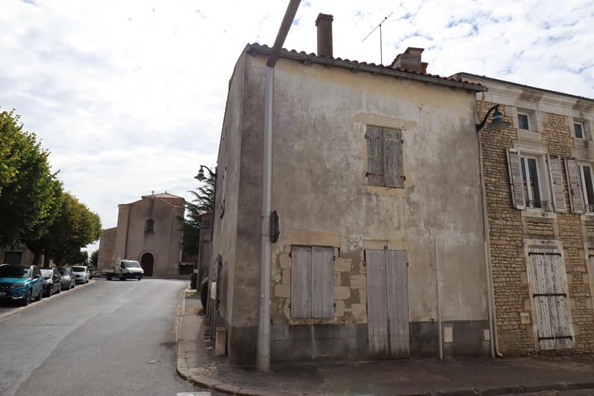 MAISON EN PIERRES A RENOVER PROCHE MAUZE SUR LE MIGNON