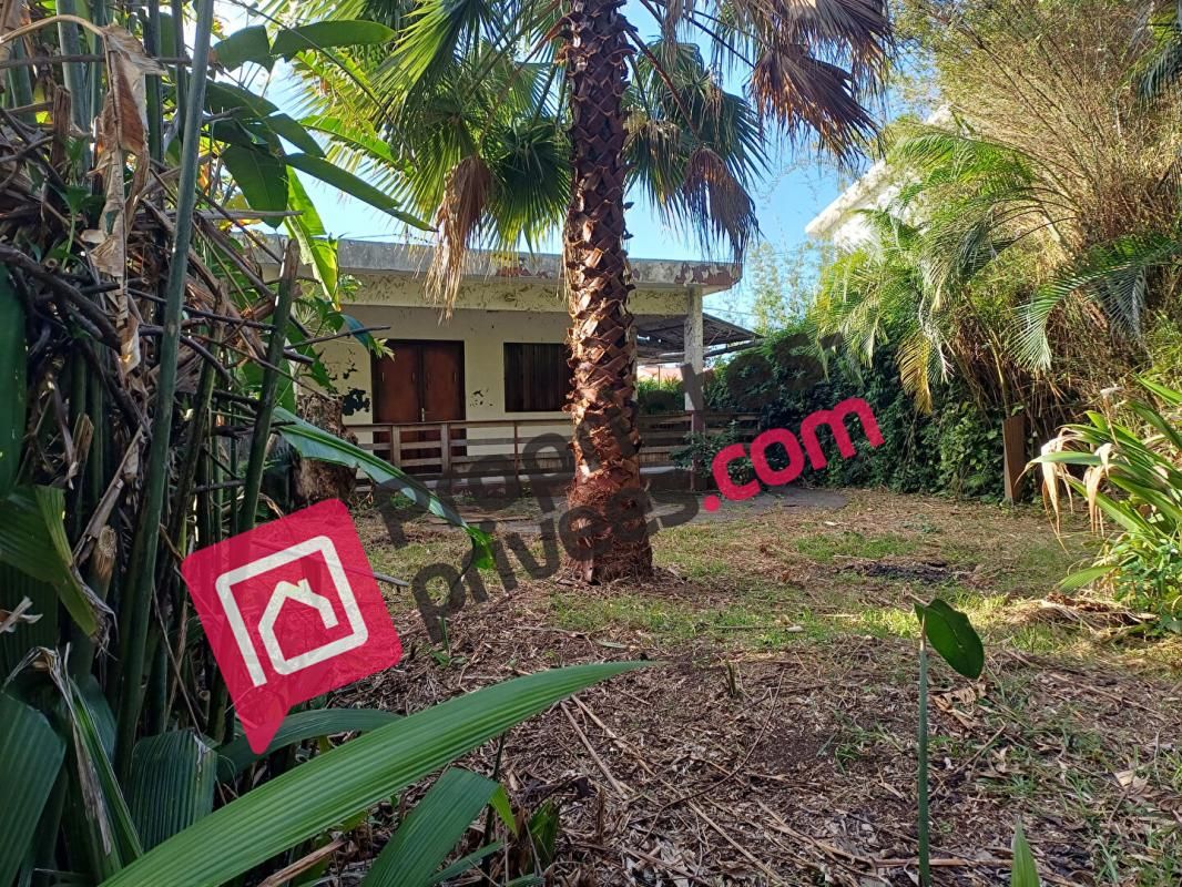 97438 Ste Marie proche gendarmerie et promenade du front de mer maison sur terrain clos offrant de multiples possibilités en zone Ua du PLU