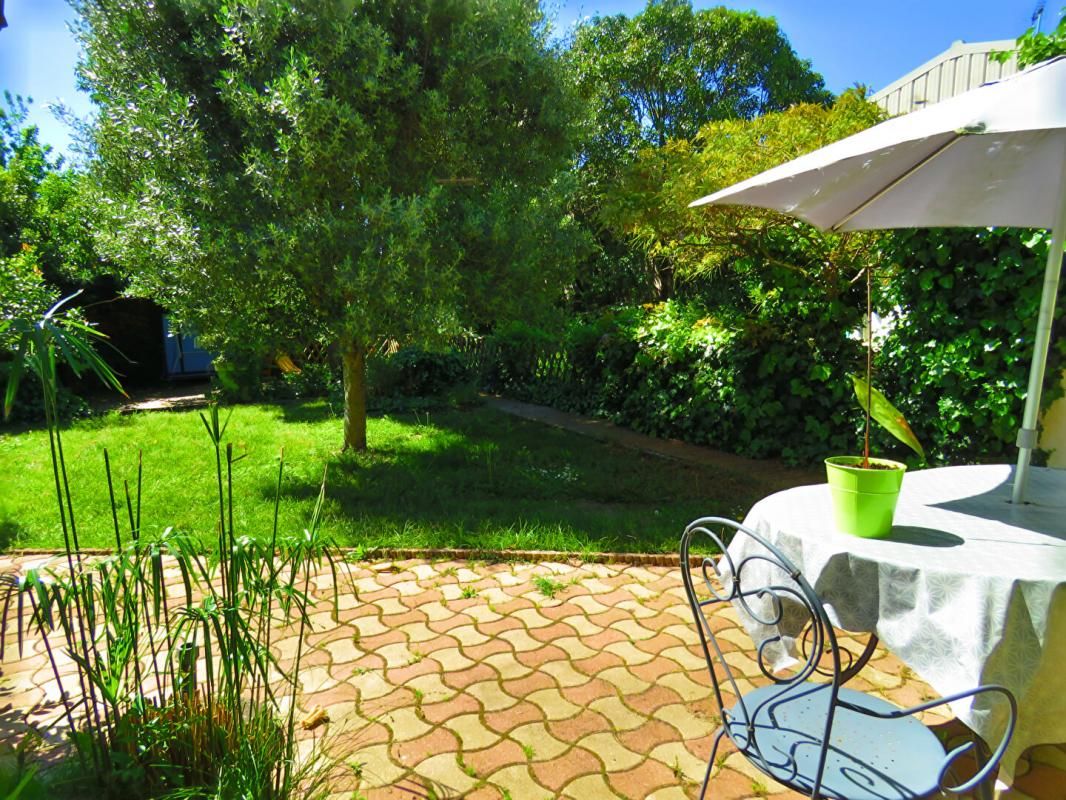 Véritable échoppe bordelaise en pierre, 5 chambres, grand jardin, 2 places de parking