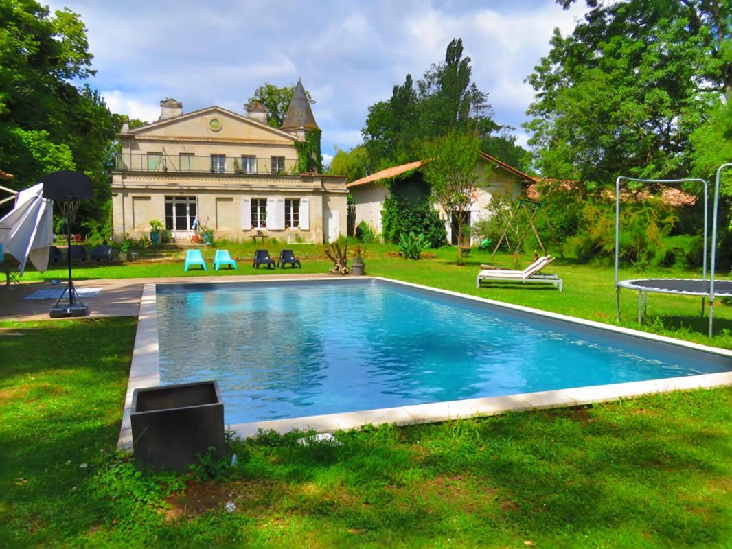 Maison de Maître époque Napoléon III 270m², 6 chambres , grande dépendance, et piscine dans beau parc ancien