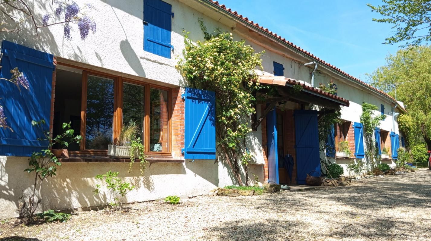 SAINT-LAURENT-DE-LA-SALLE Maison de pays au coeur d'un jardin idyllique 1