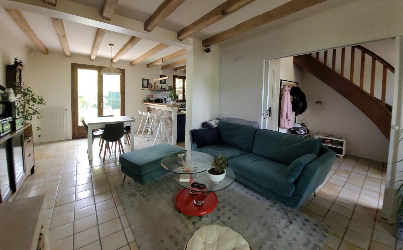 Maison 6 pièces- 3 chambres-110 m²- 2 garages.+ Petit studio