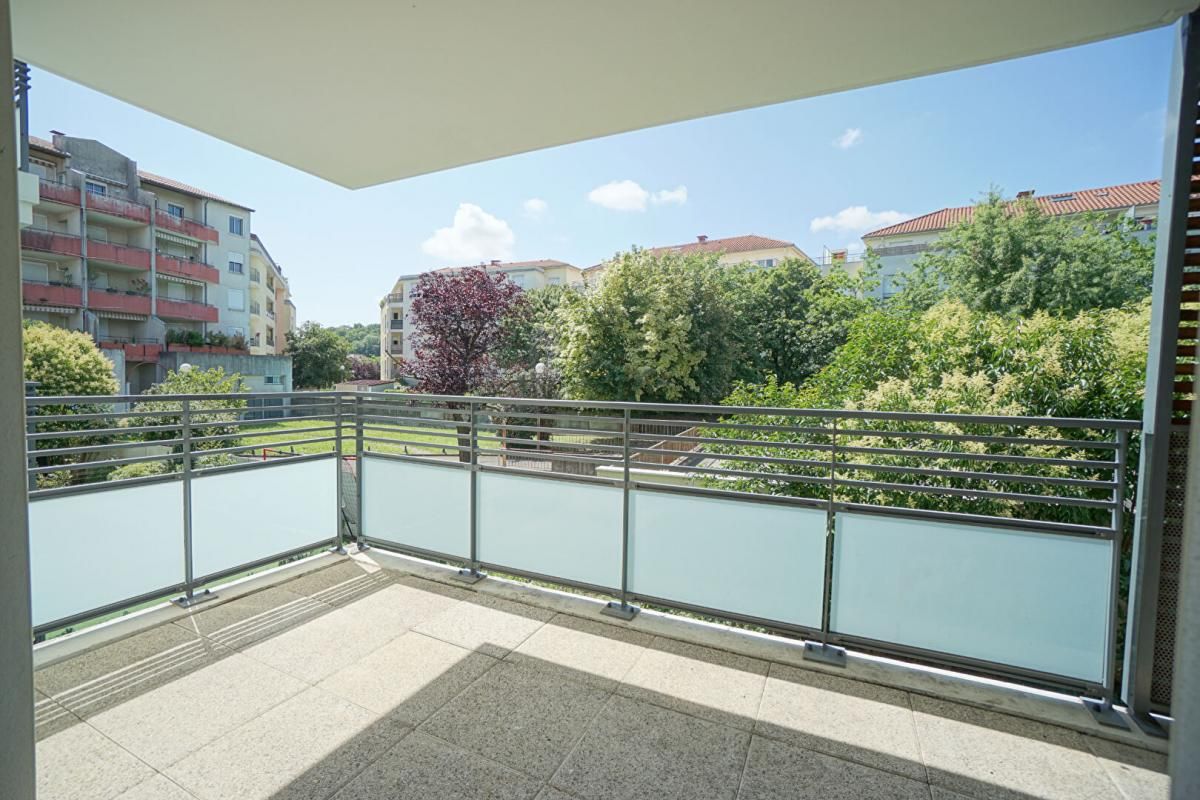 Appartement Meyzieu 2 pièce(s) garage balcon