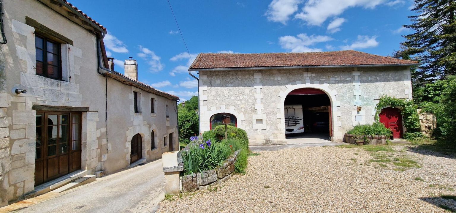 GRAND-BRASSAC Maison Grand Brassac 5 pièce(s) 146 m2 1