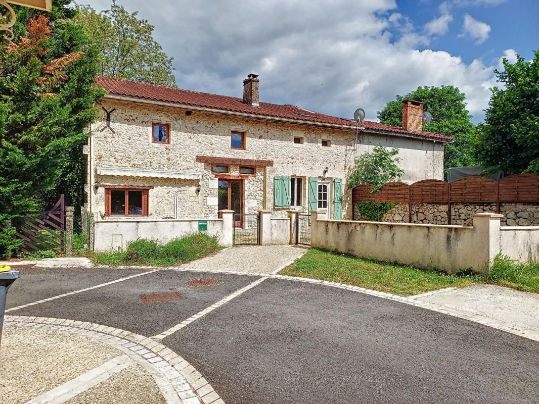 Double maison de village 8 pièces, 5/6 chambres de 190 m2 à Parcoul Chenaud, Dordogne