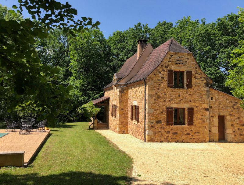 24260 - Deux maisons périgourdines avec piscines  dans un parc boisé