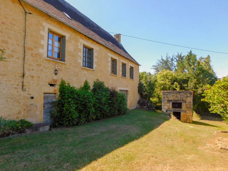 CORPS DE FERME: Maison et dépendances pierre