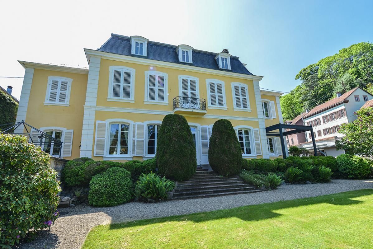 SAINTE-MARIE-AUX-MINES Au coeur du Val d'Argent, rare à la vente, très belle maison historique dans parc clos de 2750 m2 1