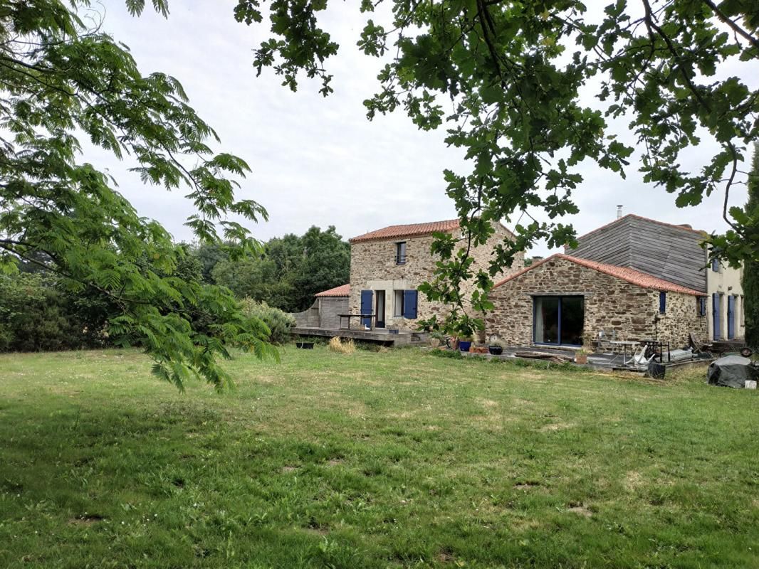 Ensemble immobilier, 170m², La Varenne (49270)