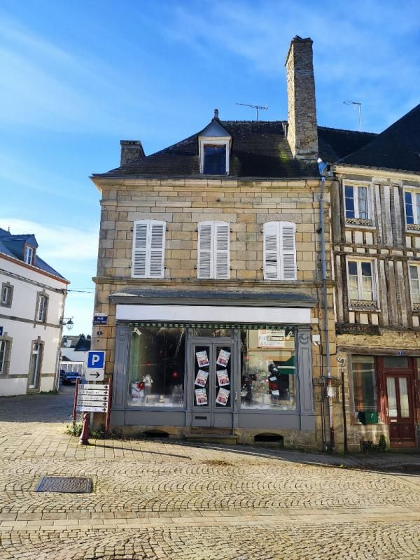 Maison plein centre Guémené avec local commercial et logement, cour