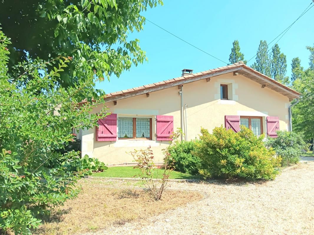 Maison Donnezac 3 pièce(s) 84 m2 , terrain 1.27 hectare