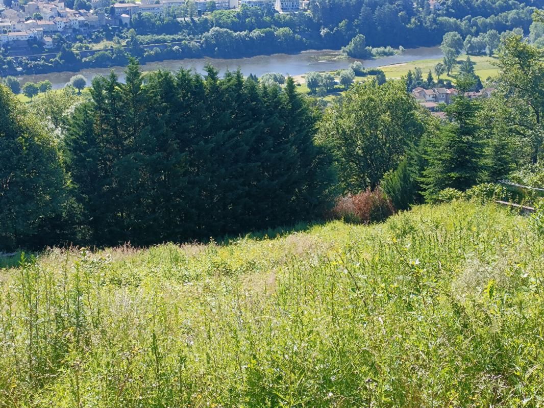 Aurec sur Loire 43110 dans un cadre paisible terrain constructible de 1400m²