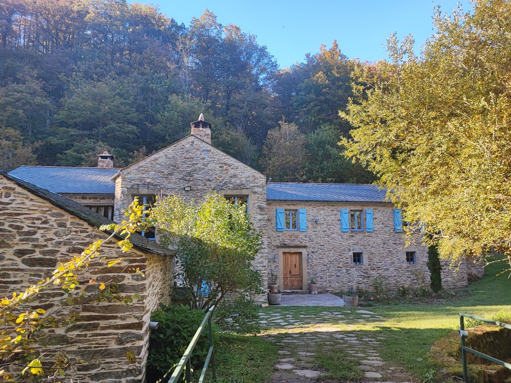 ANCIEN MOULIN RENOVÉ  DE 340 M2  SUR 8,5 Ha DE NATURE