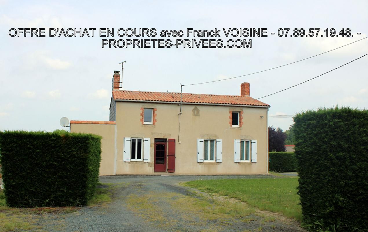 Maison  A VENDRE - Les Herbiers en village sur terrain  attenant de 4800 M2 env