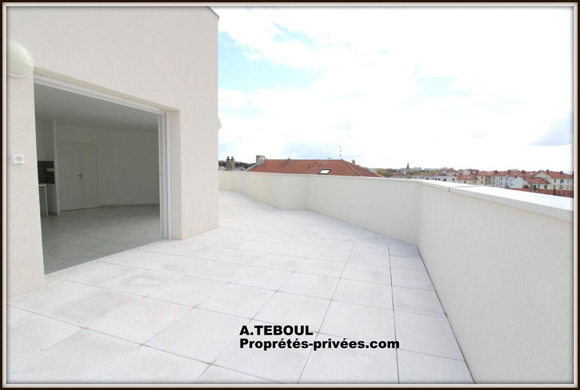 DERNIER ETAGE APPARTEMENT, T4 DE 90M² AVEC TERRASSE DE 50M² VILLEURBANNE/LIMITE MONTCHAT