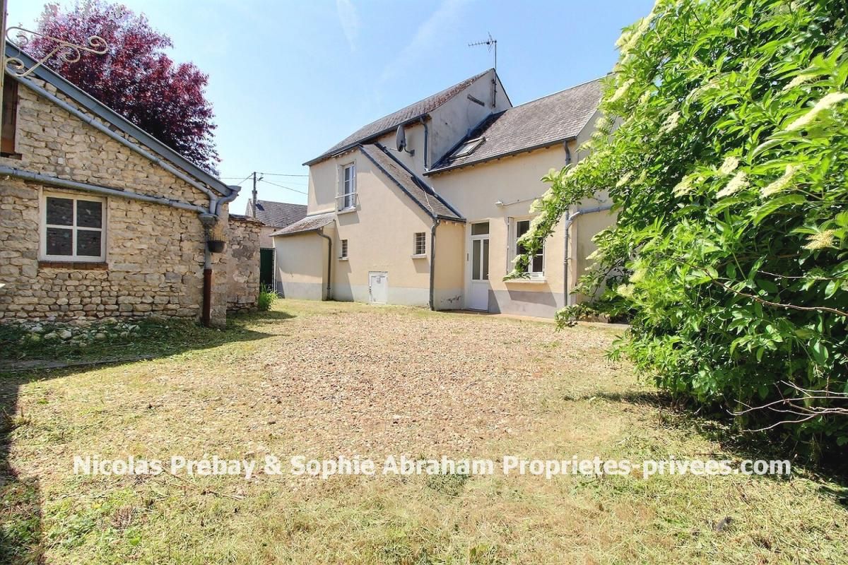 Maison en pierres avec garage, dépendances et jardin