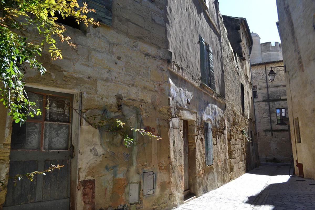 UZES Maison de ville à finir de rénover, 6 pièces 80 m2 avec jardin de 100m2 constructible