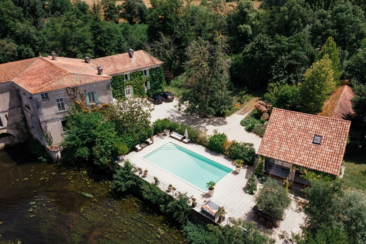 MAISON DE FAMILLE SUR ILE PRIVEE EN DORDOGNE  - Propriété d'agréement, état exceptionnel,  18 pièce(s)  520 m2,  dépendances, 1,3 ha