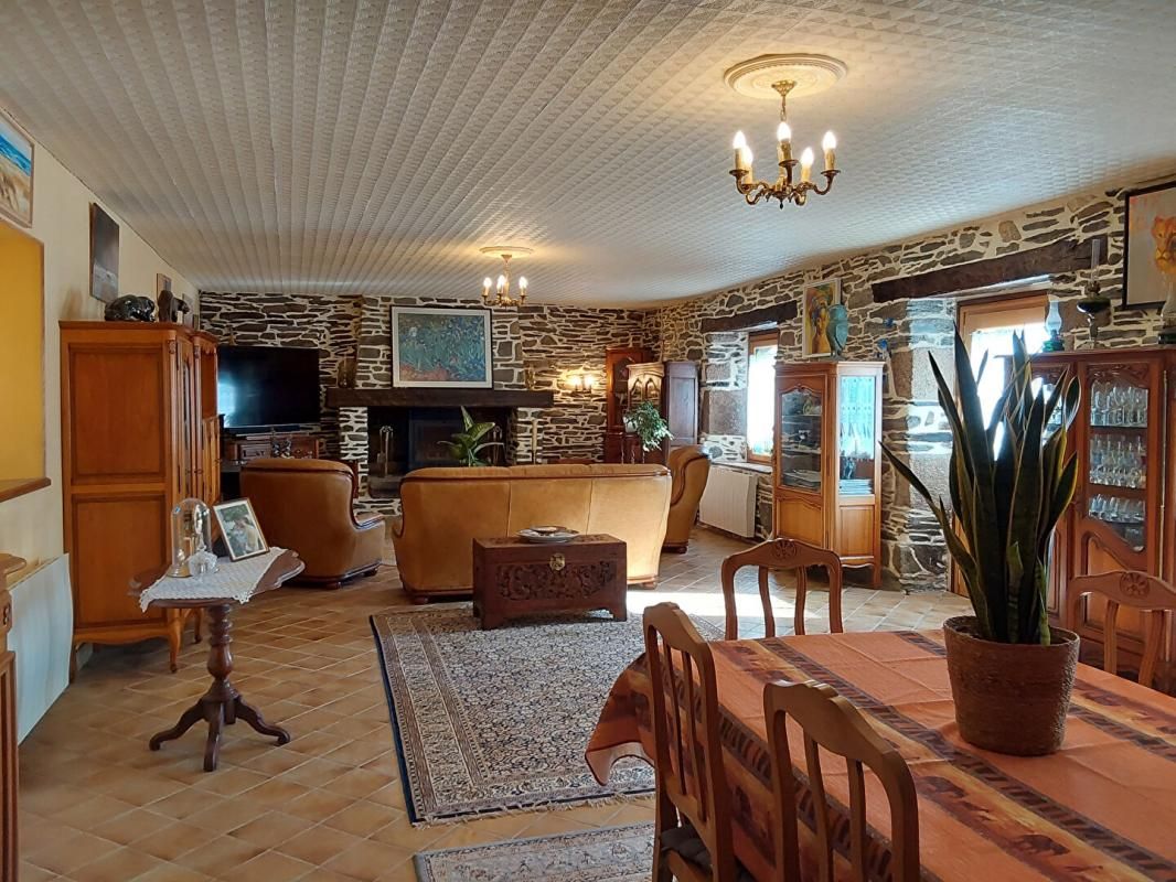 Maison Kergrist Moelou 9 pièce(s) 216 m2