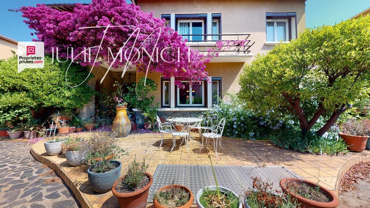 Maison 4 faces, 8 pièces, garages, jardin