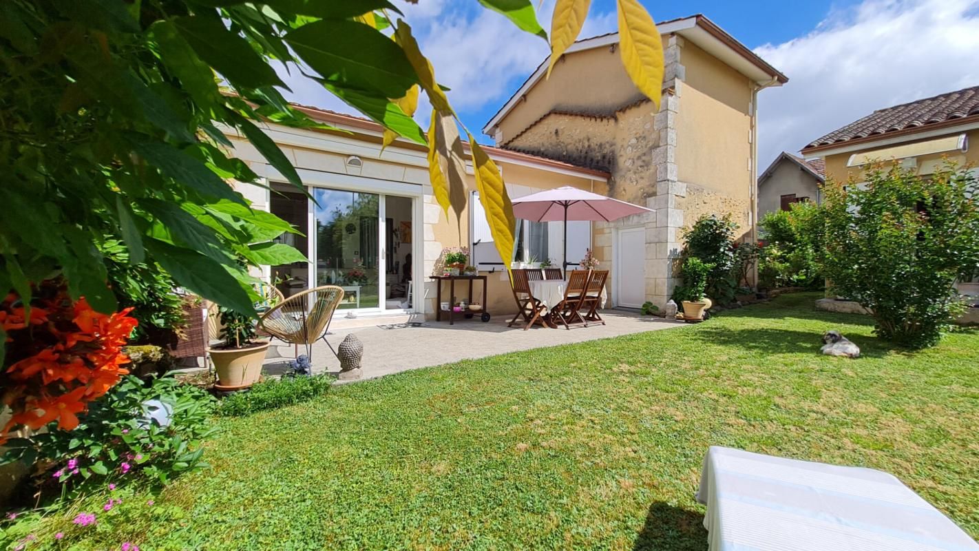 Maison de ville en pierres rénovée  5 pièces 3 chambres jardin 336 m²