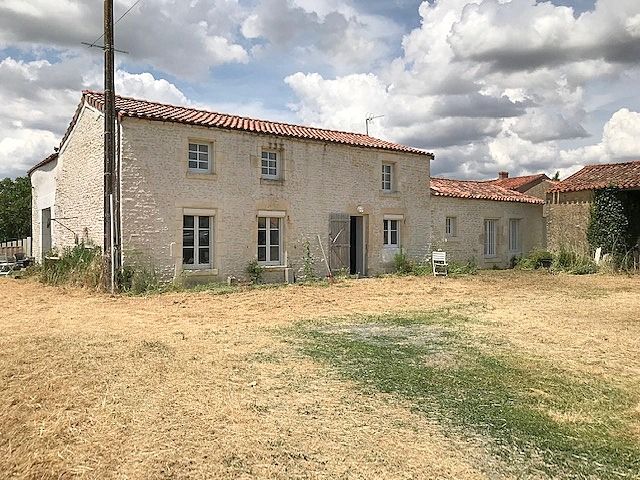 Longère rénovée 200 m2, 4 chambres, bureau, dépendances, jardin