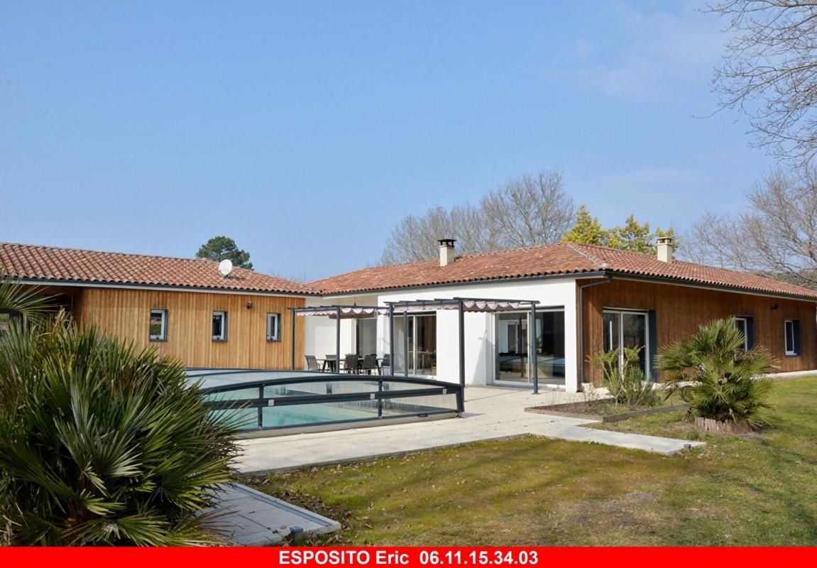 Villa Sainte Eulalie En Born 7 pièce(s) 234 m2 piscine sur 2361 m²