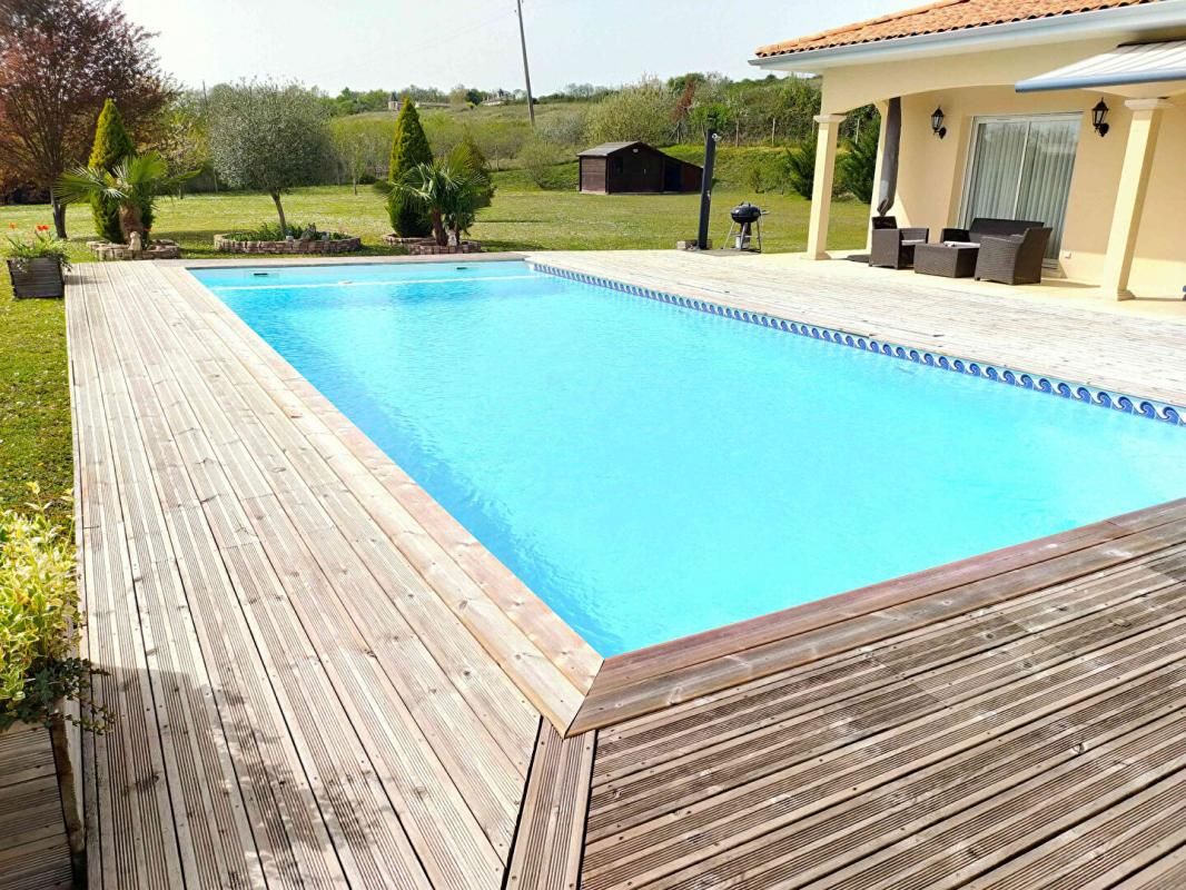 Demeure 264 m2 -  8 pièces - 2 garages - 3600 m² terrain avec piscine