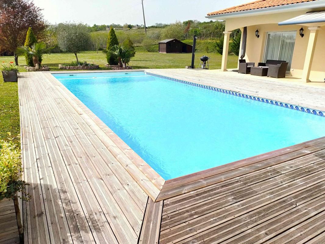 Demeure 264 m2 -  8 pièces - 2 garages - 3600 m² terrain avec piscine