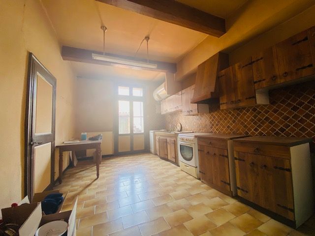 Immeuble Clermont L Herault avec Local commercial loué + sur 3 étages176 m2+garage 131m²