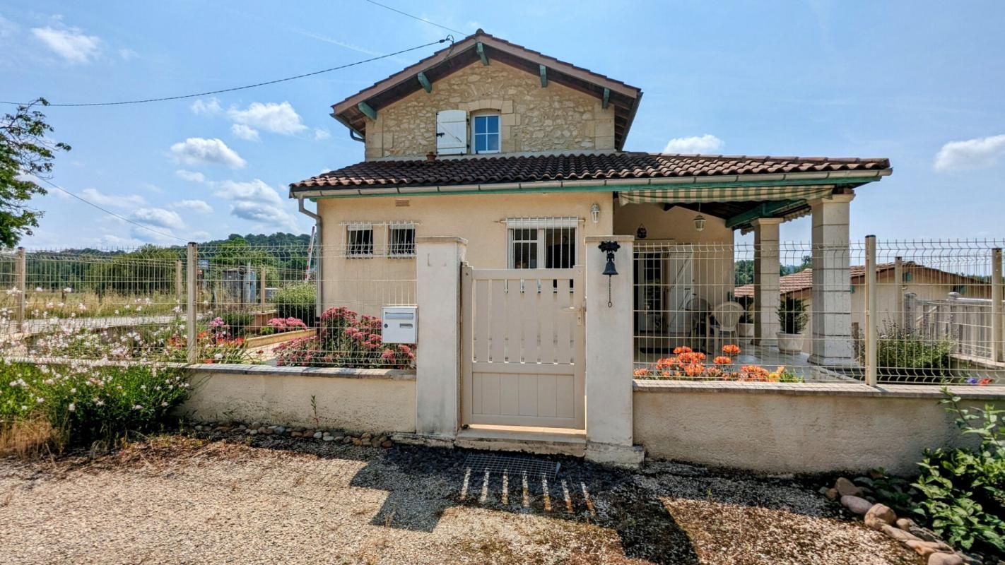 Maison en pierre avec terrasse et jardin