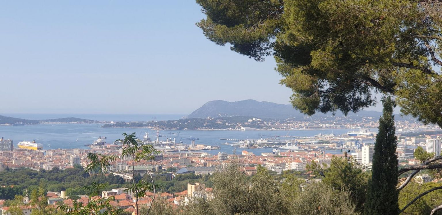 VILLA  T9 TOULON FARON VUE MER