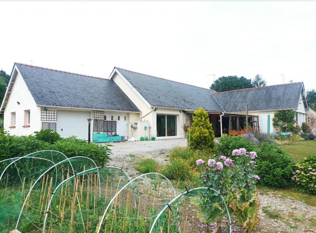 29530 Landeleau maison de plan pied de 162 m² avec combles aménageables, garage, abri