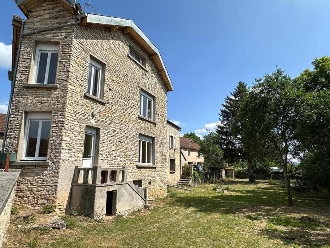 Maison de 7 pièces  ancienne de 190 m2 avec jardin