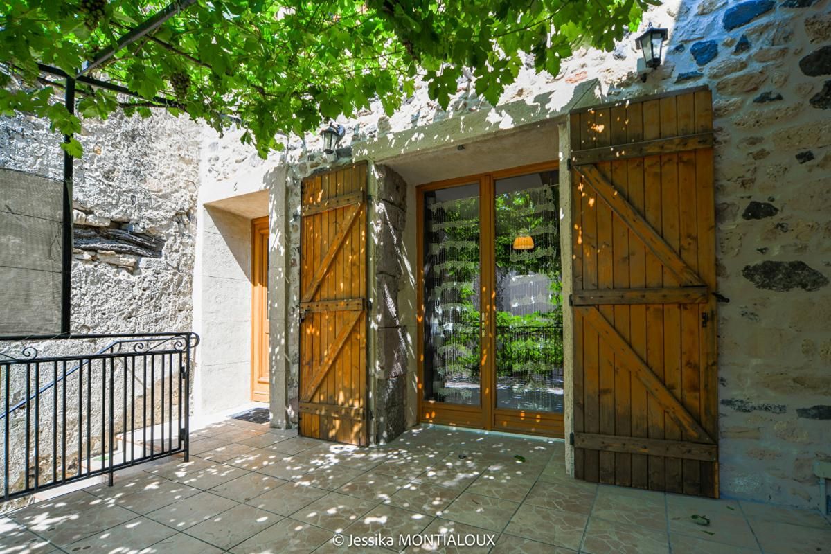 Ttrés belle maison  avec pierres apparentes et très belle terrasse ombragée