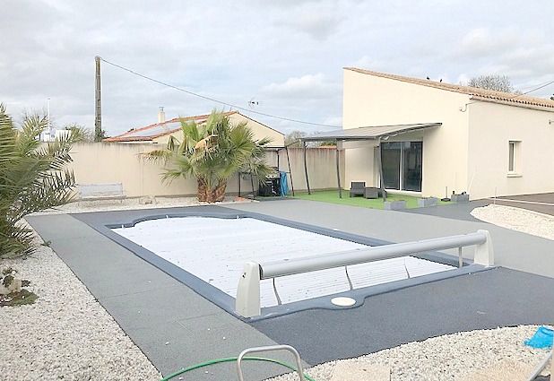 Ensemble immobilier 270 m2 jardin dépendance et piscine