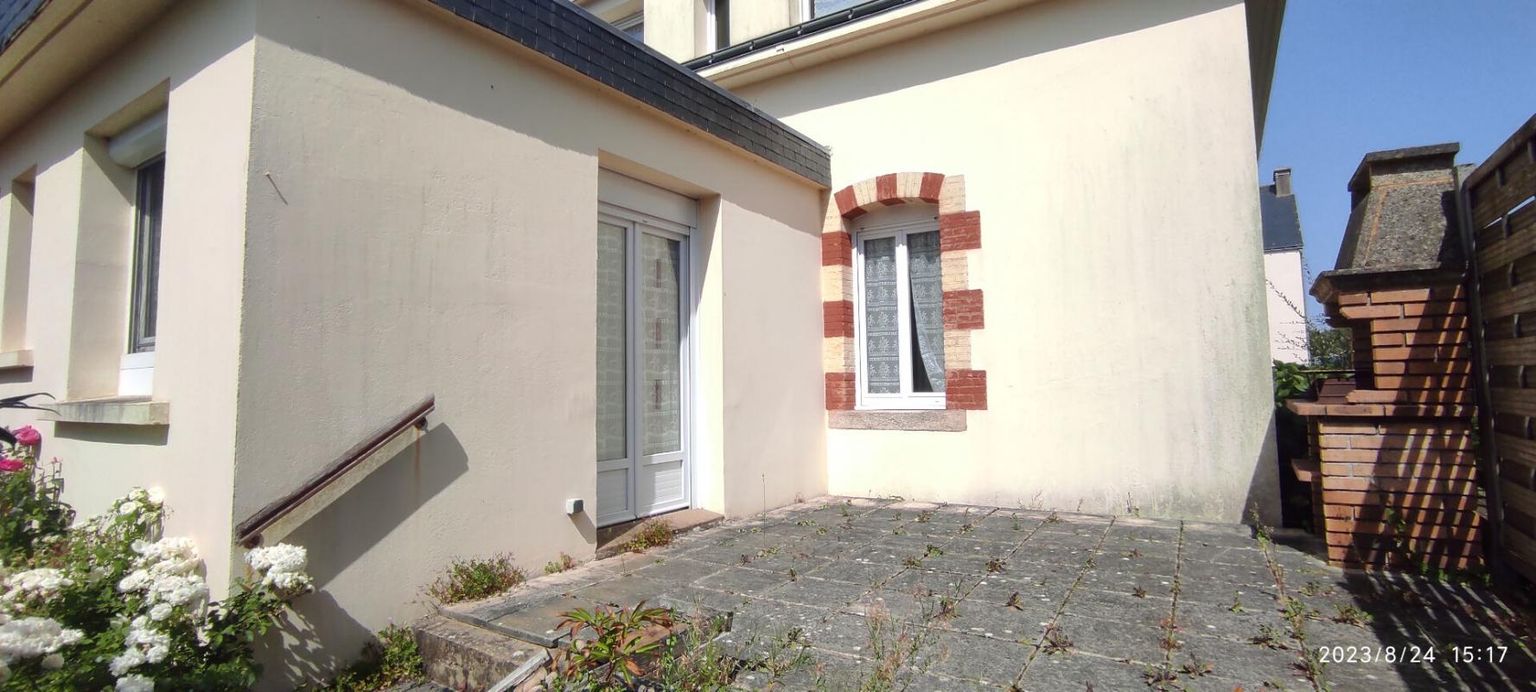 56500 Réguiny dans le bourg maison 3 chambres d'une surface d'environ 85 m² sur une parcelle de 390 m² + un double garage de 42 m² Prix 137 290 euros HAI