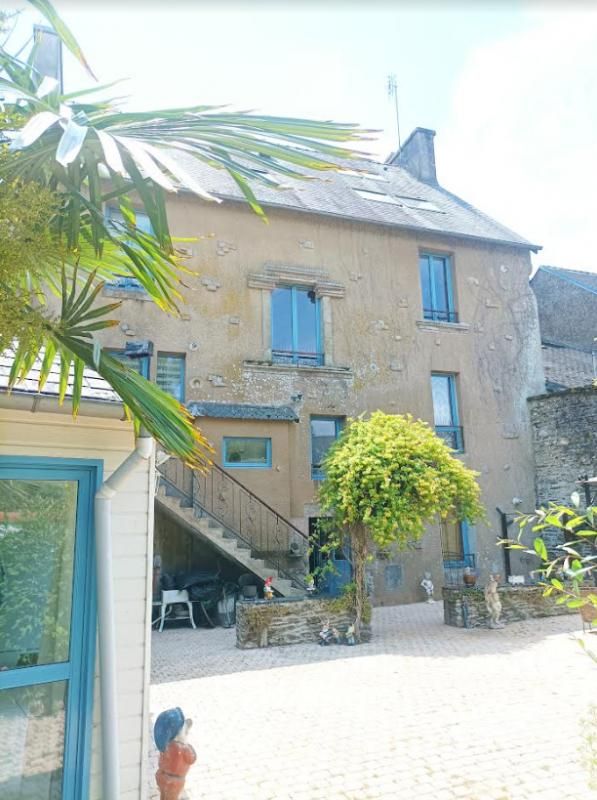 29520 Châteauneuf du Faou Hôtel particulier avec 5 appartements et cour privative