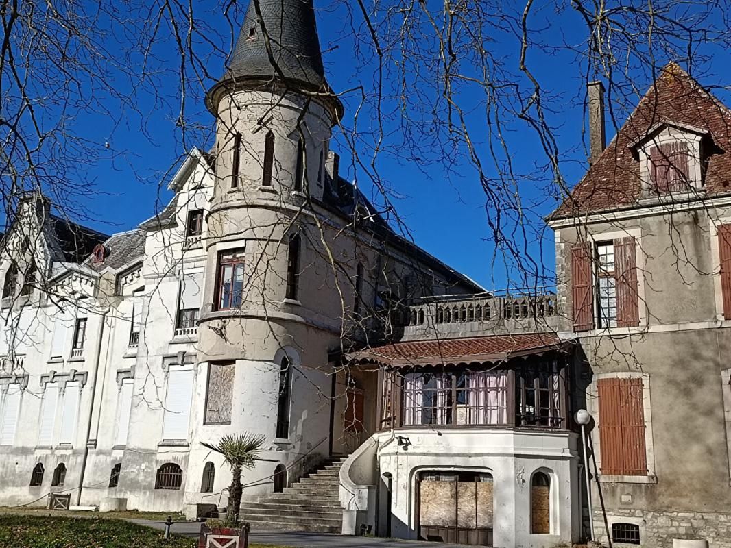 château et hôtel ancien + rotonde 50 pièces, 1 ha