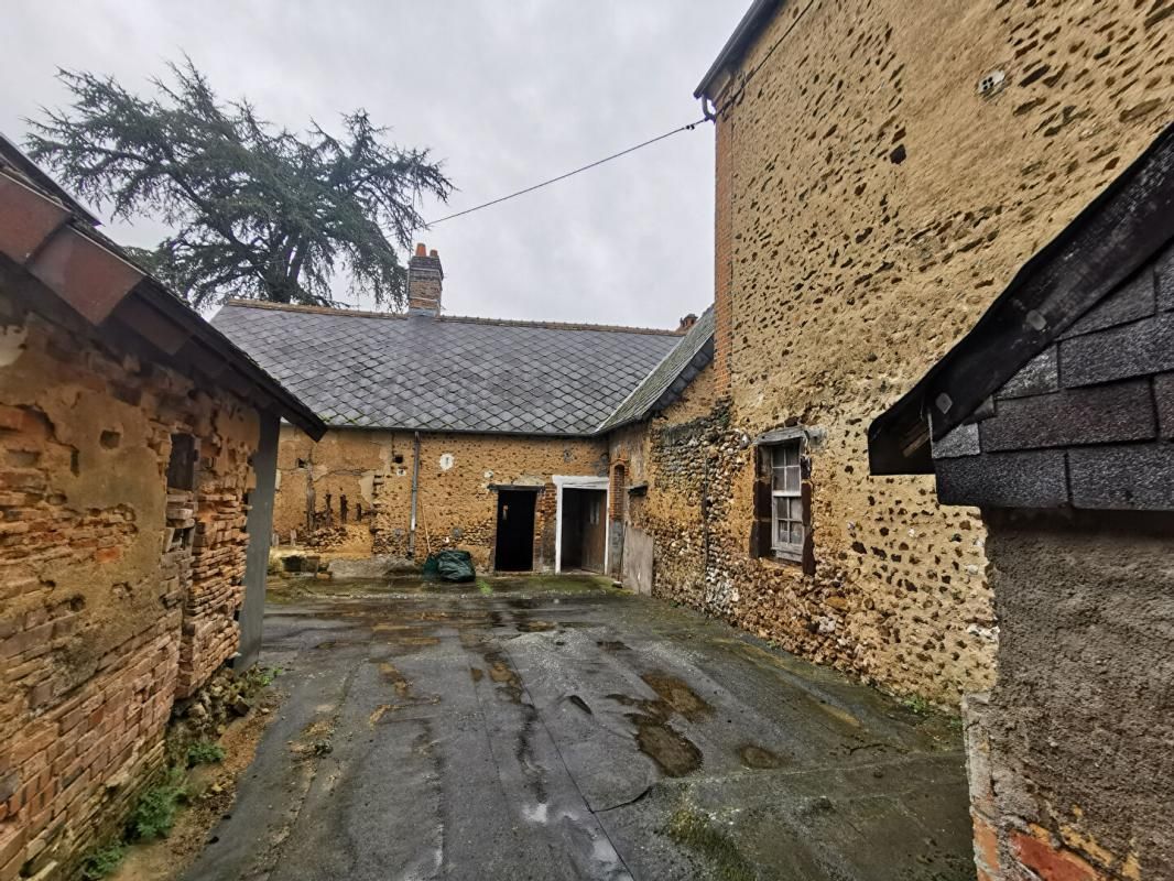 Proche VENDOME maison ancienne à restaurer, près commodités
