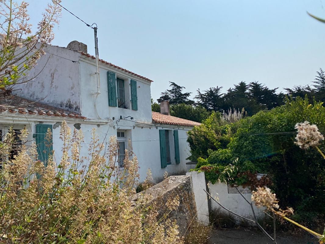 MAISON DE VILLAGE AVEC GRAND TERRAIN