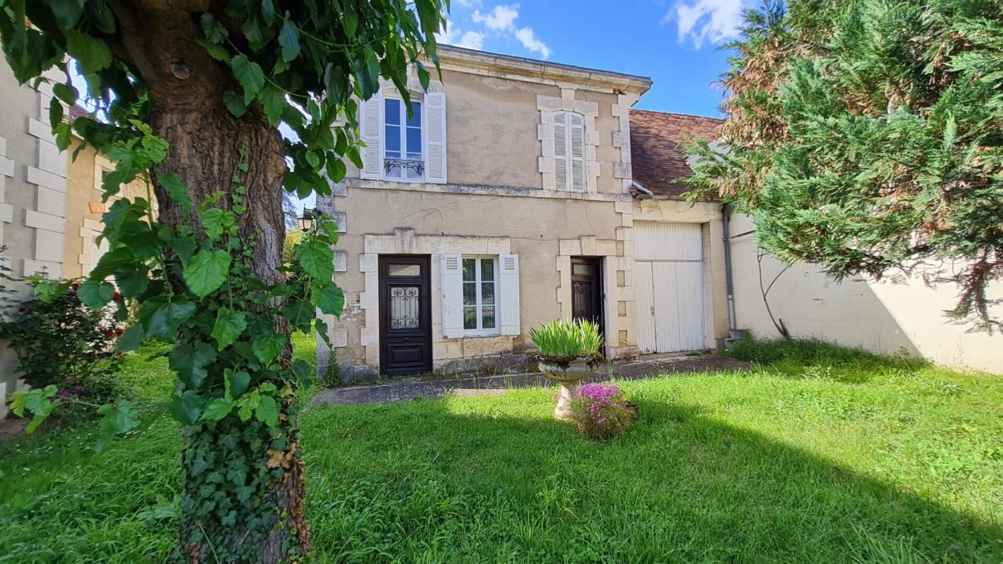 Mussidan proche centre deux maisons anciennes  et dépendances parcelle de 3700 m²