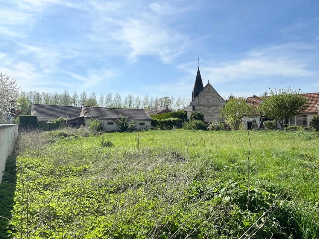 TERRAIN CONSTRUCTIBLE de 603 m2 plat, entièrement clos