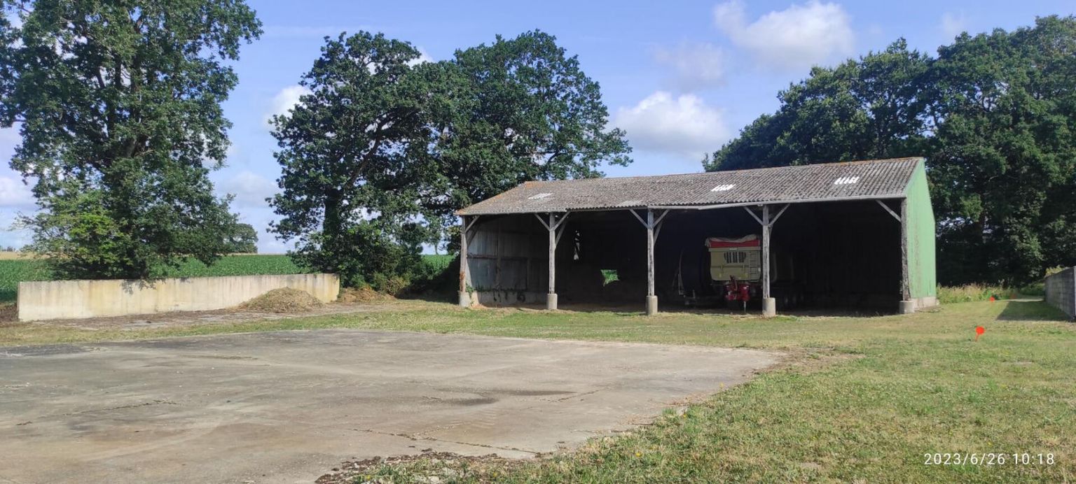 56920 KERFOURN dans le bourg Hangar d'une surface d'environ 320 m² sur une parcelle d'une surface de 1812 m² , non viabilisé, proche des réseaux. Idéal pour un artisan ou un agriculteur. Prix 39990  HAI