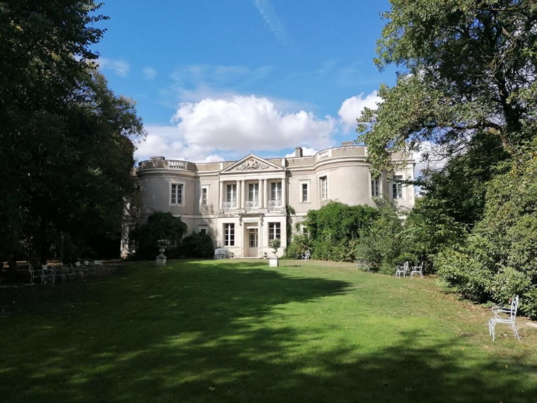 LE FOUSSERET Château avec grande salle de réception et parc d'1,6 hectare 1