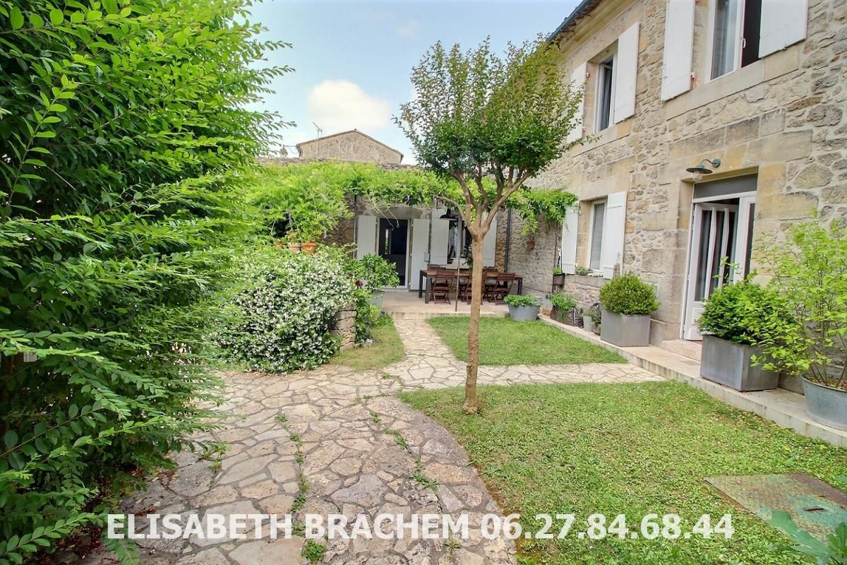 24610 VILLEFRANCHE DE LONCHAT - Maison de ville en pierre - 3 chambres, garage,gîte